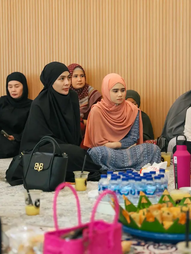 7 Potret Irish Bella Gelar Kajian Ummi Pipik di Rumah, Dihadiri Banyak Selebriti