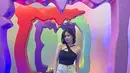 Tampil gaya saat hangout, begini penampilan Melati Sesilia saat main sepatu roda. Punya paras menawan, tidak jarang banyak penggemar yang memuji penampilannya tersebut di kolom komentar Instagramnya. (Liputan6.com/IG/@melati.sesilia)