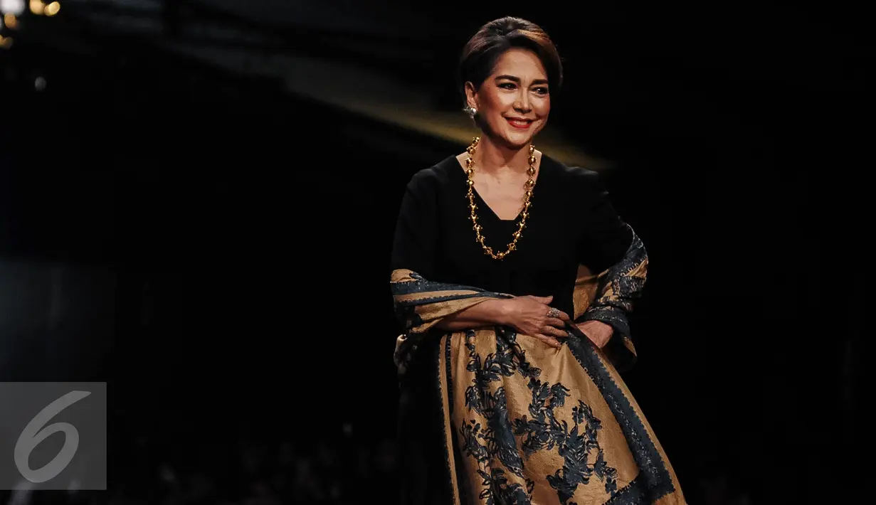 Aktris senior Widyawati tampil anggun membawakan selendang karya Alleira Batik dalam pagelaran fashion show di Jakarta, Kamis (6/10). Bertajuk Yavadvipa, sebanyak 42 desain terbaru dihadirkan dengan unsur modern kontemporer. (Liputan6.com/Faizal Fanani)