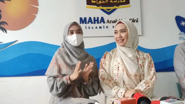 Ria Ricis dan Oki Setiana Dewi.