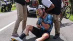 Mark Cavendish dari Inggris meringis kesakitan saat menerima bantuan medis setelah mengalami kecelakaan pada etape kedelapan balap sepeda Tour de France sepanjang 201 kilometer (125 mil) dengan start di Libourne dan finis di Limoges, Prancis, Sabtu (8/7/2023). (Photo by Thomas SAMSON / AFP)