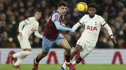 Striker Burnley, Zeki Amdouni (kiri) berebut bola dengan bek Tottenham Hotspur, Emerson Royal pada laga putaran ketiga Piala FA 2023/2024 di Tottenham Hotspur Stadium, London, Sabtu (6/1/2024) dini hari WIB. (AP Photo/Ian Walton)