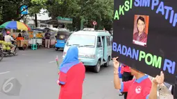 BPOM RI melakukan aksi simpatik di jalan Percetakan Negara  dengan membagikan bunga kepada para pengguna jalan, Jakarta, Senin (1/6/2015). Kampaye ini dalam dukungan Gerakan Nasional Waspada Obat dan Makanan ilegal. (Liputan6.com/Helmi Afandi)