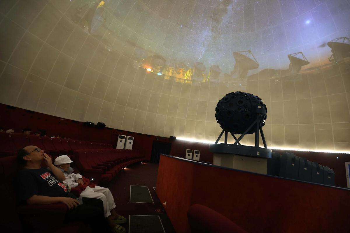 FOTO: Libur Natal Warga Kunjungi Planetarium Jakarta yang Kembali Dibuka