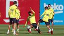Pemain Barcelona FC saat mengikuti sesi latihan di Ciutat Esportiva Joan Gamper, Sant Joan Despi, Senin (18/5/2020). Barcelona terus matangkan latihan jelang kembali bergulirnya kompetisi La Liga.(AFP/Handout/FC Barcelona/Miguel Ruiz)