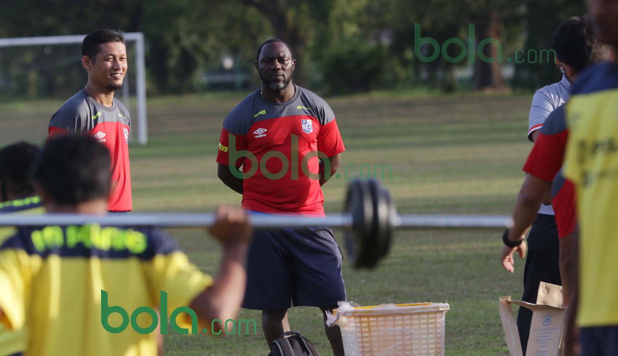Pelatih Jacksen F. Tiago mengamati latihan para pemain Penang FA di Lapangan USM, Penang, Malaysia, Minggu (31/01/2016). (Bola.com/Nicklas Hanoatubun)