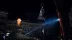 Para pekerja memindahkan monumen untuk Catherine II yang juga dikenal sebagai "Monumen Pendiri Odesa" di Odesa, Ukraina, 29 Desember 2022. Keputusan untuk membongkar monumen yang terdiri dari patung Permaisuri Rusia Catherine II dan rekannya dibuat baru-baru ini oleh penduduk Odesa melalui pemungutan suara elektronik. (AP Photo/LIBKOS)
