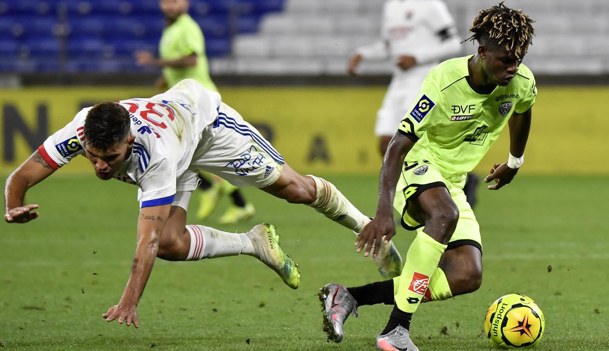 Gelandang Olympique Lyon, Bruno Guimaraes, berebut bola dengan gelandang Dijon, Didier Ndong, pada laga Ligue 1 di Stadion Groupama, Sabtu (29/8/2020) dini hari WIB. Lyon menang 4-1 atas Dijon. (AFP/Philippe Desmazes)