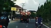 Aksi komplotan bajing loncat saat berusaha mencuri barang di bak truk muatan yang sedang melintas di wilayah Kertapati Palembang (Liputan6.com / Nefri Inge)
