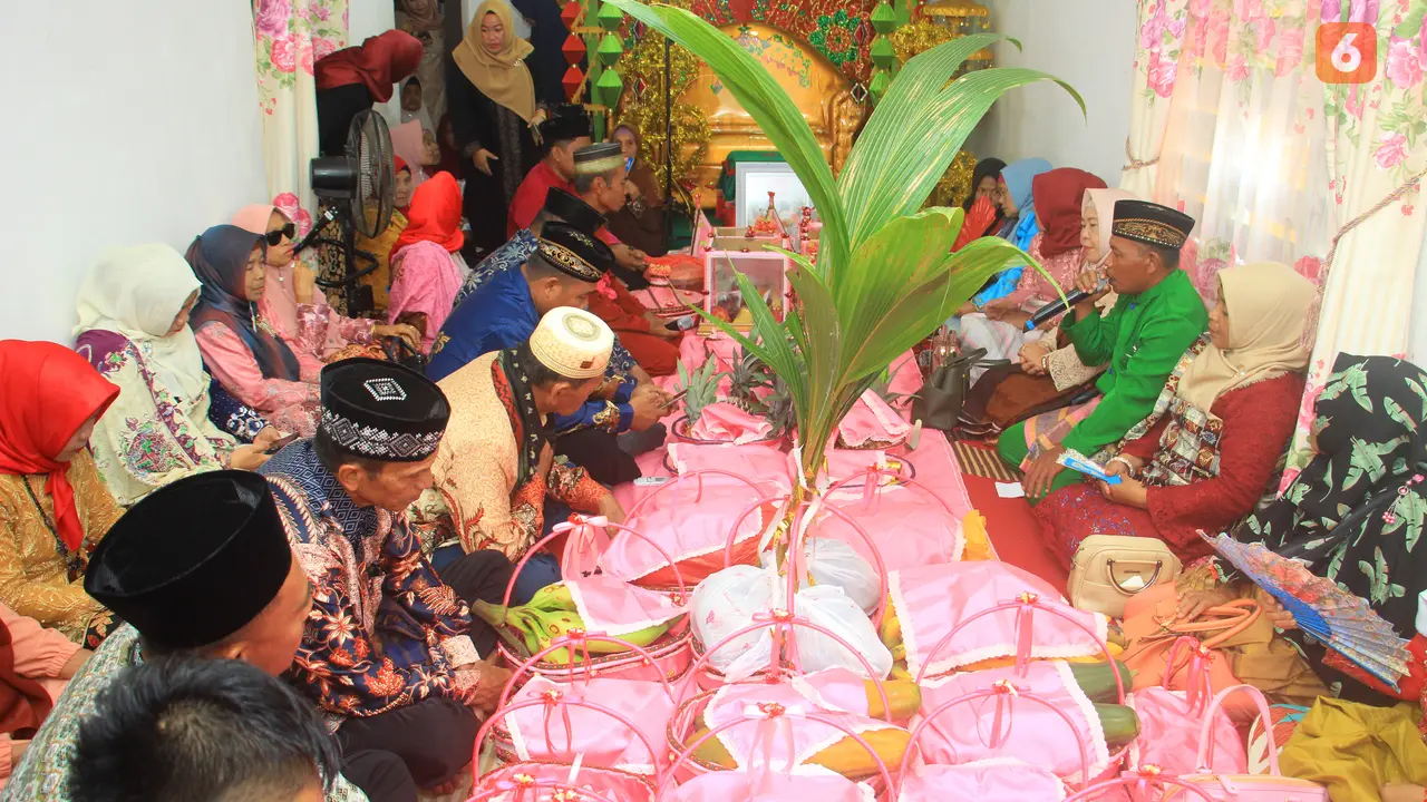 Prosesi adat dutu saat pesta perkawinan di Gorontalo
