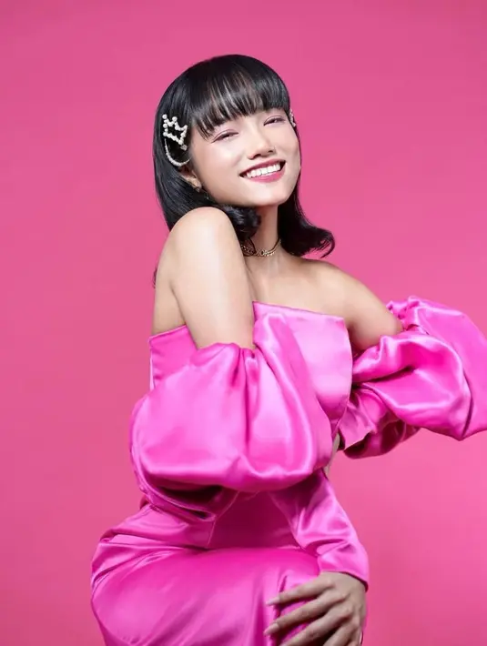 Senada dengan gaun, makeupnya juga didominasi warna merah muda [instagram/fuji_an]