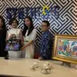 Duo pelukis ibu-anak Yulie Grillon dan Dara Setyohadi menjadi yang pertama melukis di atas kulit tas Hermes Rp 160 juta