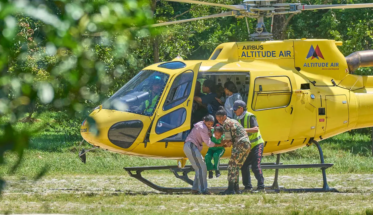 Para penyintas yang diselamatkan dari banjir bandang dibawa ke tempat yang lebih aman di distrik Nuwakot, Nepal, Kamis, 27 Agustus 2026. (Foto AP/Niranjan Shrestha)