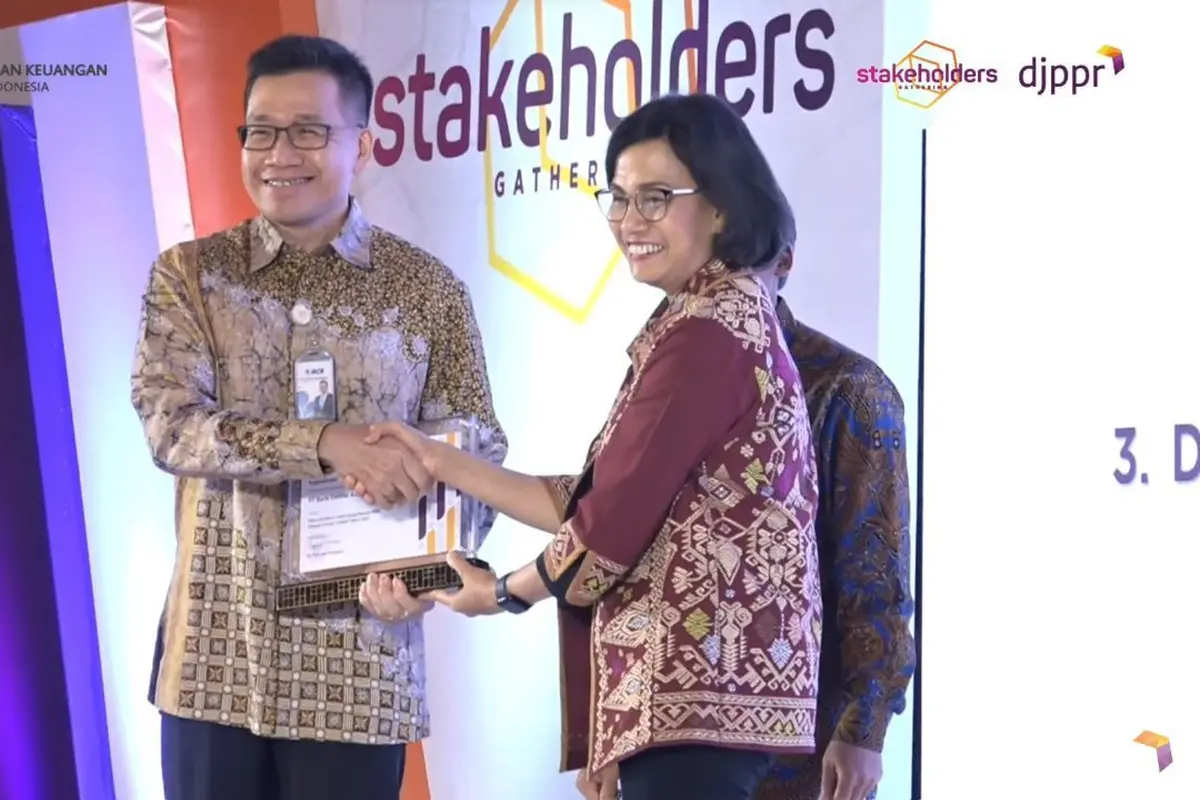 Direktur BCA Haryanto Budiman (kiri) menerima penghargaan dari Menteri Keuangan Sri Mulyani (kanan) pada kegiatan “Sinergi Pembiayaan APBN yang Adaptif dalam Menghadapi Ketidakpastian Kondisi Global pada Rabu (21/12/2022).