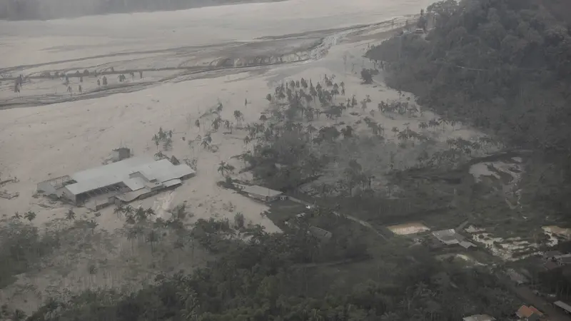 Ketebalan Abu Erupsi Gunung Semeru Tutupi Pemukiman