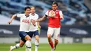 Gelandang Arsenal, Dani Ceballos berusaha mengontrol bola dari kejaran penyerang Tottenham Hotspur, Son Heung-min pada pertandingan lanjutan Liga Inggris di Stadion Tottenham Hotspur di London, Inggris, Minggu (12/7/2020). Tottenham menang tipis atas Arsenal 2-1. (Michael Regan/Pool via AP)