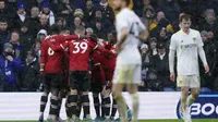 Pemain-pemain Manchester United (MU) merayakan gol yang dicetak Harry Maguire dalam laga kontra Leeds United pada pekan ke-26 Liga Inggris, Minggu (20/2/2022). MU berhasil menang 4-2 dalam laga tersebut (AP Photo/Jon Super)