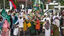 Umat Islam mengikuti tradisi Ngarak Perahu di kawasan Pasar Lama, Tangerang, Banten, Senin (16/9/2024). (merdeka.com/Arie Basuki)