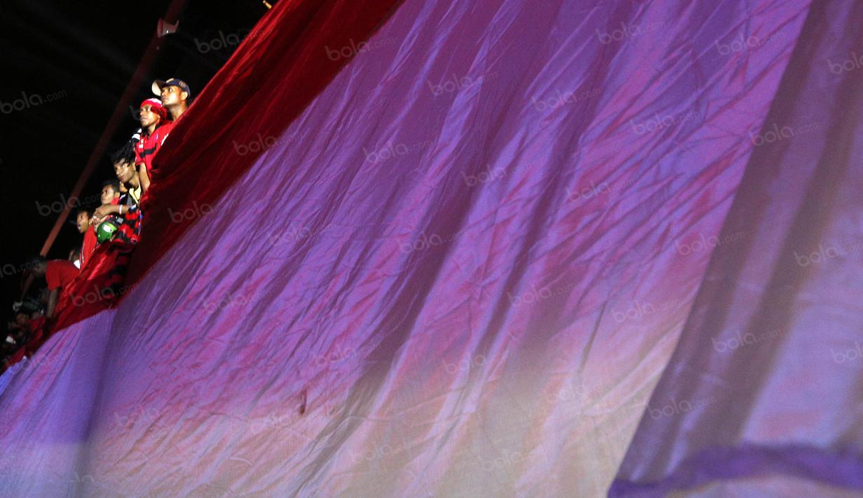 Persipuramania memenuhi tribun dan mengibarkan bendera merah putih pada pembukaan Torabika Soccer Championship 2016 di Stadion Mandala, Jayapura, Papua, Jumat (29/4/2016). (Bola.com/Nicklas Hanoatubun)