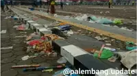 Tumpukan sampah usai perayaan tahun baru di Plasa BKB di tepian Sungai Musi Palembang (Dok. Instagram @palembang.update / Nefri Inge)