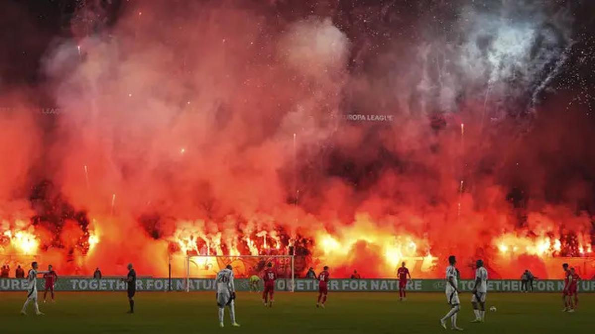 Foto: Pyro Show Menakjubkan dari Fans FC Twente di Liga Europa, Mees Hilgers Dkk Lolos ke Fase Selanjutnya