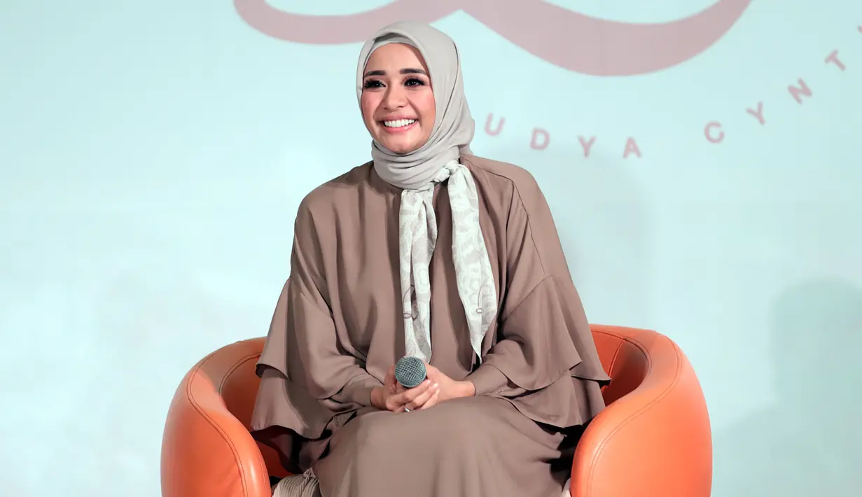 Saat ditemui di toko kue yang dibesutnya bersama dengan artis muda Prilly Latuconsina, Bella sedikit disinggung soal pertunangan Afif Kalla dengan seorang wanita bernama Tistha Nurma.  (Deki Prayoga/Bintang.com)