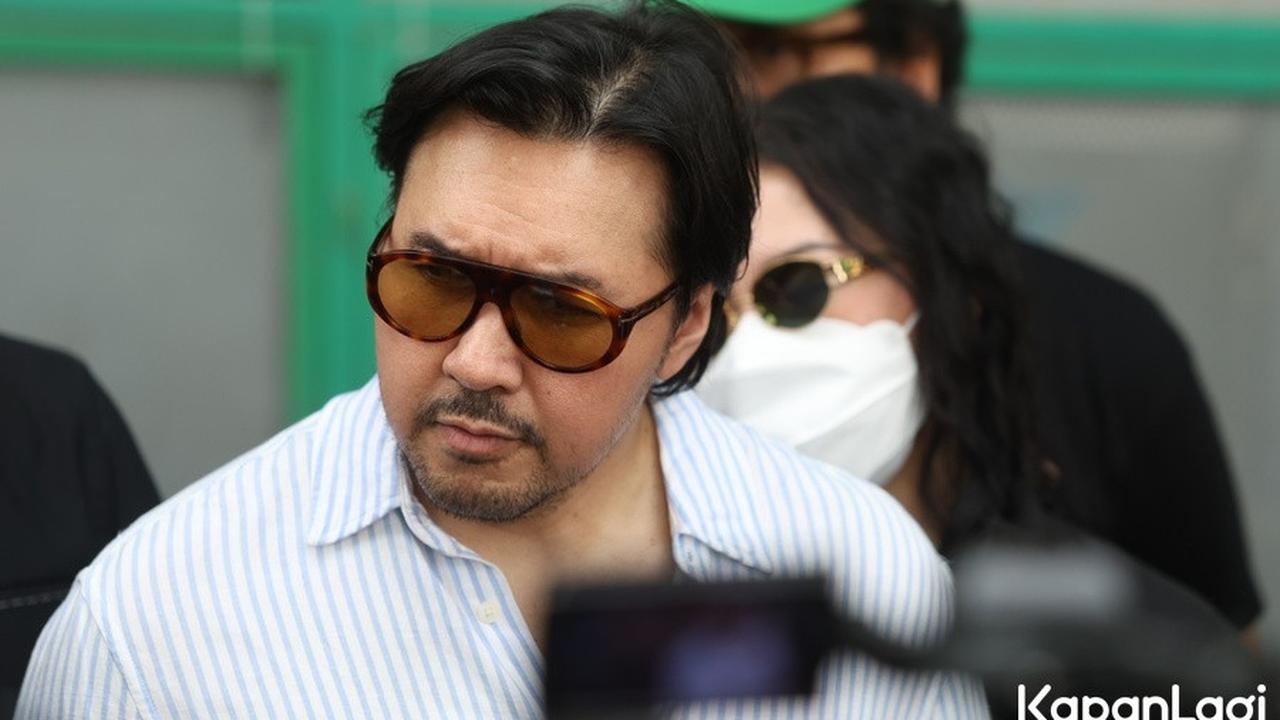 8 Potret David Bayu Ogah Melihat Terdakwa Kasus Video Syur Putrinya, Ternyata Ini Alasannya