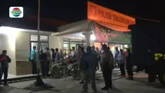 Tidak terima temannya ditangkap polisi karena menyerang rumah kades terpilih di Tanjung Bintang, Lampung, sekelompok massa menyerang Polsek Tanjung Bintang.