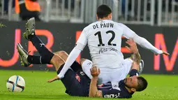 Pemain Guingamp, Nill de Pauw (atas), terjatuh di atas tubuh pemain Bordeaux, Diego Contento, dalam laga Liga Prancis di Stadion Matmut Atlantique,Bordeaux, Prancis, (6/12/2015). (AFP/Nicolas Tucat)