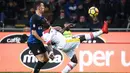 Pemain Inter Milan, Ivan Perisic (kiri) menempel ketat pergerakan pemain Benevento, Bacary Sagna pada lanjutan Serie A Italia di San Siro stadium, Milan, (24/2/2018). Inter menang 2-0. (AFP/ Marco Bertorello)