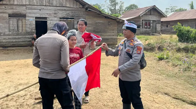 Menunggu Ombak Surut Demi Merah Putih di Pelosok Pesisir Barat