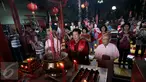 Sejumlah warga keturuanan tionghoa berdoa bersama di klenteng poncowinatan,Yogyakarta, Sabtu (2/6).Doa di gelar untuk menyambut tahun baru imlek pada 8 Feberuari nanti.(Boy Harjanto)