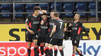 Para pemain Liverpool merayakan gol yang dicetak Alex Oxlade-Chamberlain ke gawang Burnley dalam laga pekan ke-37 Premier League, Kamis (20/5/2021) dini hari WIB. Liverpool menang telak 3-0 dalam laga ini. (MARTIN RICKETT / POOL / AFP)