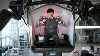 Seorang karyawan berada di dalam ruang kontrol robot berawak "METHOD-2" selama demonstrasi di Gunpo, Korea Selatan, (27/12). Robot raksasa ini memiliki ketinggian 4 meter. (Reuters/Kim Hong-Ji)