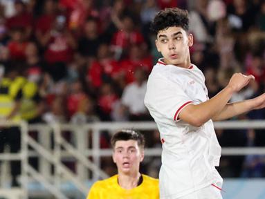 Pemain Timnas Indonesia, Matthew Baker saat laga semifinal Piala AFF U-16 2024 melawan Australia di Stadion Manahan, Solo, Senin (01/07/2024). (Bola.com/Abdul Aziz)