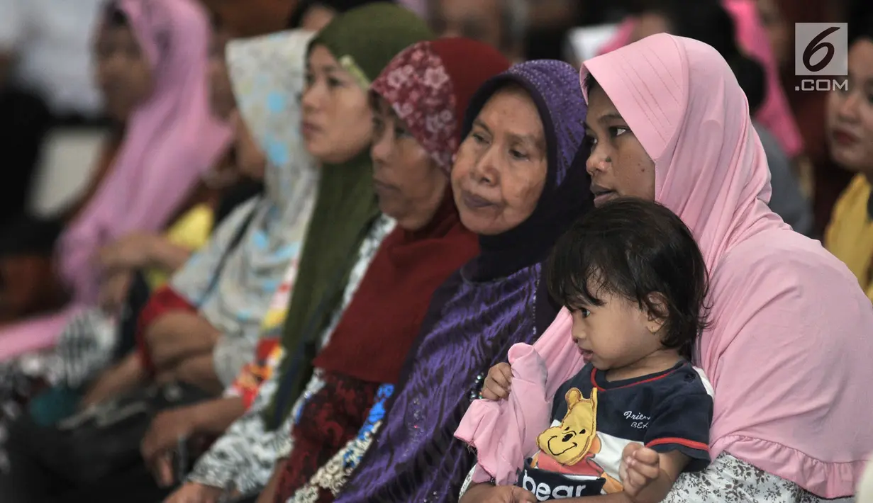 Penerima Program Keluarga Harapan (PKH) mendengarkan penyampaian Mensos Idrus Marham saat bertemu di GOR Sunter, Jakarta, Rabu (11/7). Sebanyak 37 keluarga di Sunter Jaya tidak lagi menerima bantuan tersebut sejak 2016. (Merdeka.com/Iqbal Nugroho)