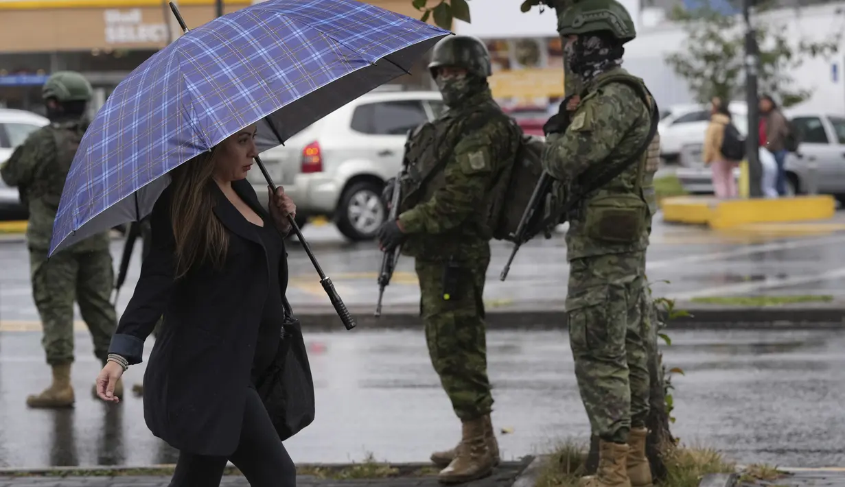 Tentara menjaga area dekat TV Ekuador, tempat debat presiden akan diadakan di Quito, Ekuador, Minggu, 13 Agustus 2023. (AP Photo/Dolores Ochoa