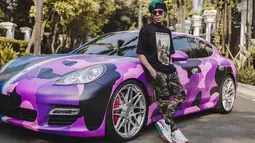Atta dikenal sebagai Youtuber dan pengusaha yang selalu tampil nyentrik. Tak hanya dirinya, mobil mewah Porsche Panamera S Turbo milikinya juga diubah total jadi nyentik. Porsche Panamera S Turbo awalnya berwarna abu-abu ini dimodifikasi total jadi camo pink.(Liputan6.com/IG/@attahalilintar)
