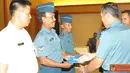 Citizen6, Surabaya: Dankobangdikal Laksda TNI Djoko Teguh Wahojo, menyiapkan puluhan bingkisan sebagai door prize bagi para prajuritnya. Salah satunya Penyerahan penghargaan atas personil terlama dalam pengabdian di Kobangdikal. (Pengirim: Penkobangdikal)