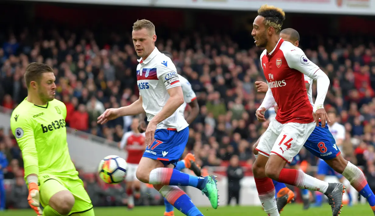 Kiper Stoke City Jack Butland menghentikan tembakan striker Arsenal Pierre-Emerick Aubameyang  saat pertandingan Liga Inggris di Stadion Emirates, London (4/1). (AFP Photo/Oliver Greenwood)