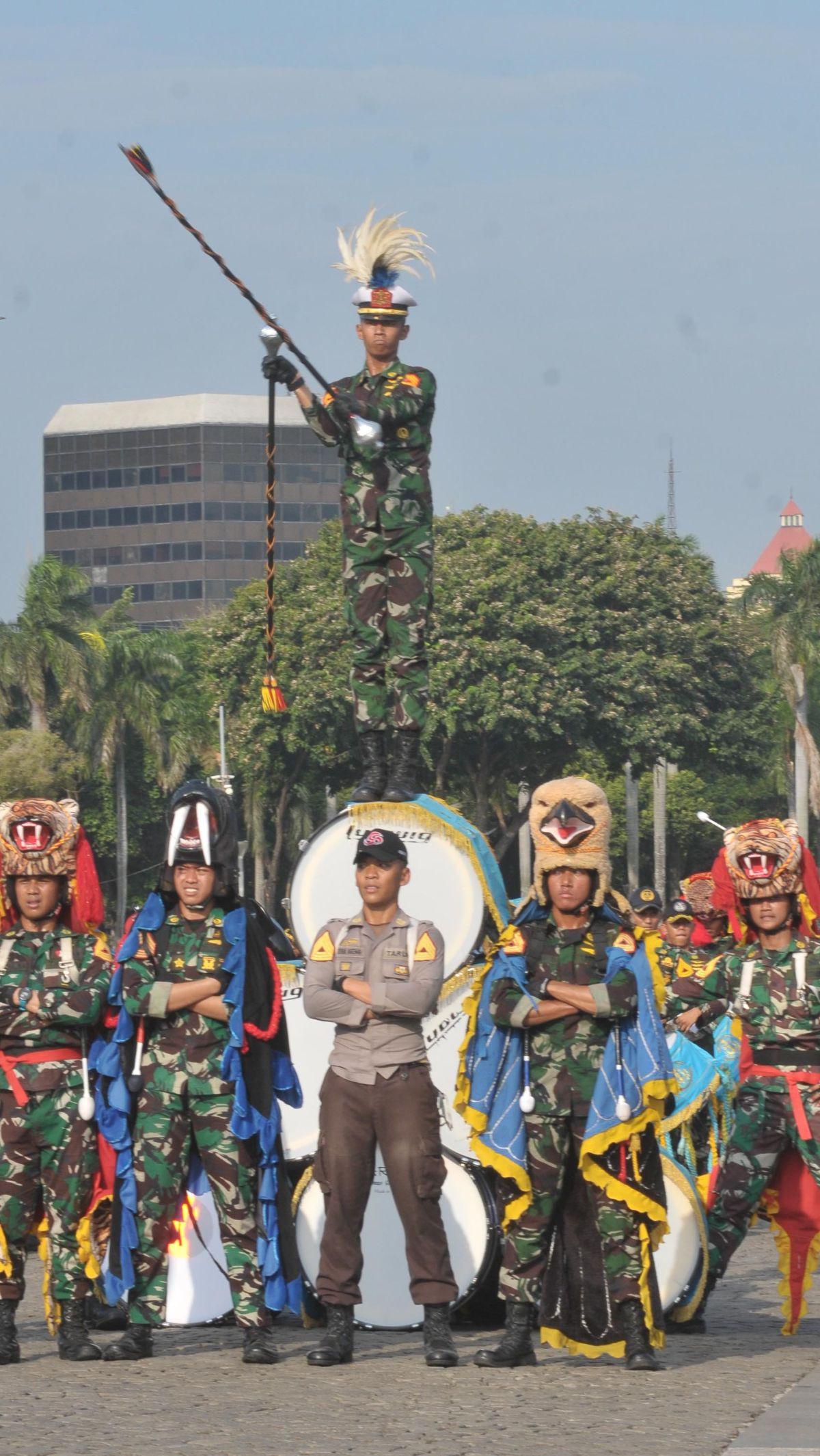 Jelang kirab tersebut, sejumlah petugas yang terlibat tampak mengikuti kegiatan gladi bersih pada Jumat (30/8).&nbsp;Foto: Merdeka.com/Imam Buhori