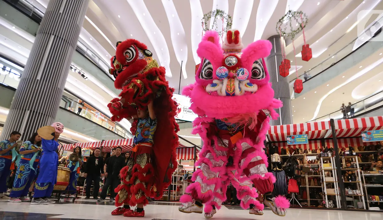 Atraksi Barongsai hibur pengunjung mengelilingi tenant di Lippo Mall Puri, Jakarta, Rabu (15/1/2020). Program The Great Lunar New Year pengunjung juga bisa mengikuti lomba menghias lampion, kids talent show dan fashion show, mewarnai, membuat Ang Pau, dan lomba menyanyi. (Liputan6.com/Fery Pradolo)