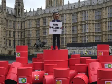 Rishi Sunak dari Oxfam melakukan protes di luar gedung Parlemen di London, Selasa, 19 September 2023. (AP Photo/Kin Cheung)