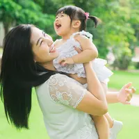 Agar bisa tetap dekat dengan anak meski sibuk bekerja./Copyright shutterstock.com