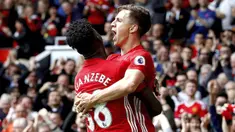 Gelandang Manchester United, Josh Harrop, merayakan gol yang dicetaknya ke gawang Crystal Palace pada laga Premier League di Stadion Old Trafford, Inggris, Minggu (21/5/2017). MU menang 2-0 atas Palace. (AP/Martin Rickett)
