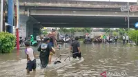 Banjir Bawa Berkah, Agus Untung Besar dalam 3 Jam dari Usaha Angkut Gerobak