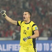 Ekspresi kiper Timnas Indonesia, Emil Audero, saat laga melawan China dalam laga Kualifikasi Piala Dunia 2026 zona Asia di Stadion Utama Gelora Bung Karno (SUGBK) Senayan, Jakarta, Kamis (5/6/2025). (Bola.com/M. Iqbal Ichsan)