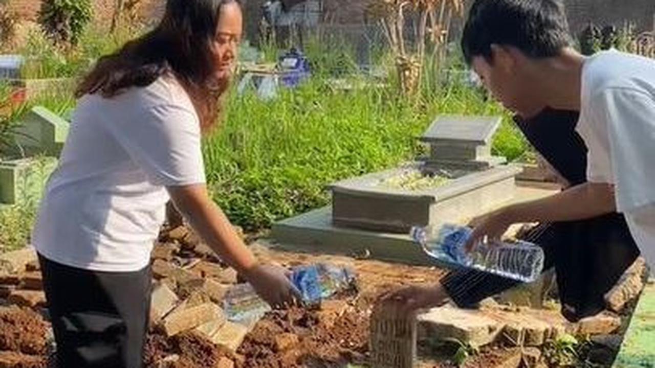 "Setelah jadi yatim piatu harus ngurus ade, tapi kenyataannya? Jadi gua yang keurus deh haha,"