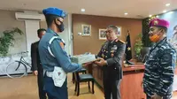 Komandan Lanal Mamuju Letkol Marinir La Ode Jimmy HR saat menberikan kejutan kepada Kapolda Sulawesi Barat Irjen Pol Eko Budi Sampuno (Liputan6.com/Abdul Rajab Umar)