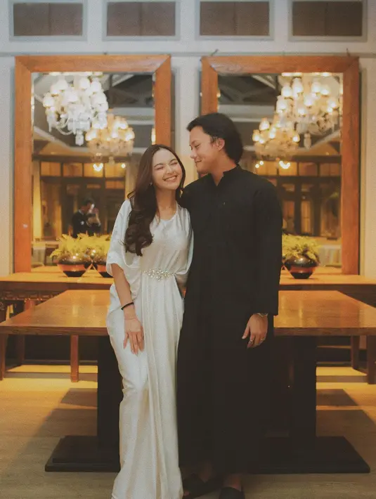 Lewat unggahan Instagram Rizky Febian, Mahalini tampil cantik dalam balutan kaftan warna putih beraksen beads.